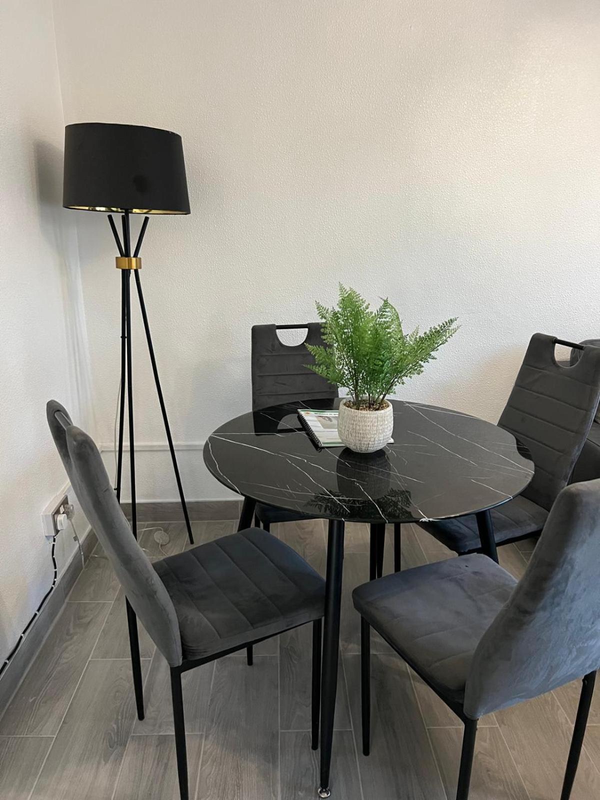 Beautiful 2-Bedroom In Grays Close To Lakeside Exterior foto