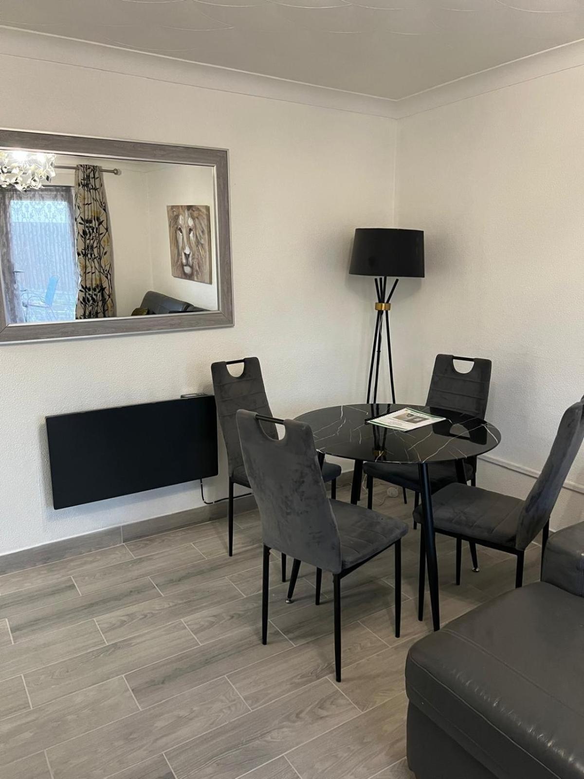Beautiful 2-Bedroom In Grays Close To Lakeside Exterior foto